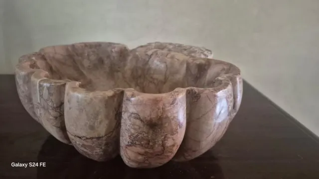 Acquasantiera in marmo a forma di conchiglia