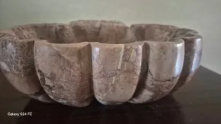 Acquasantiera in marmo a forma di conchiglia