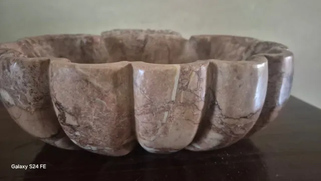 Acquasantiera in marmo a forma di conchiglia