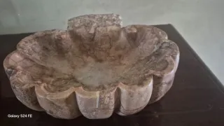 Acquasantiera in marmo a forma di conchiglia
