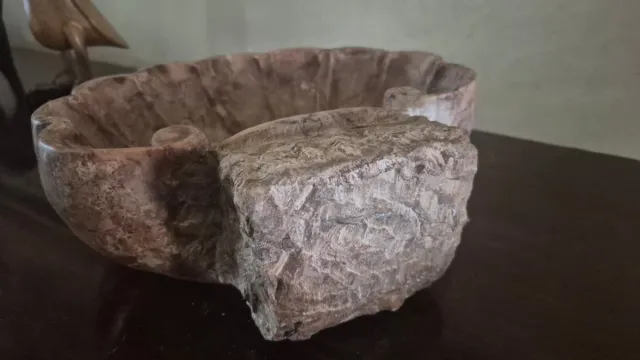 Acquasantiera in marmo a forma di conchiglia