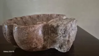 Acquasantiera in marmo a forma di conchiglia