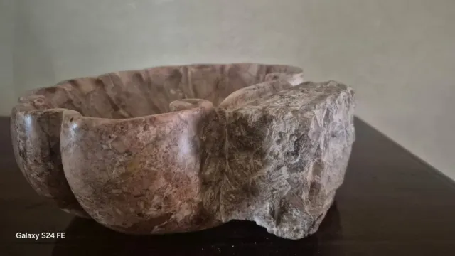 Acquasantiera in marmo a forma di conchiglia