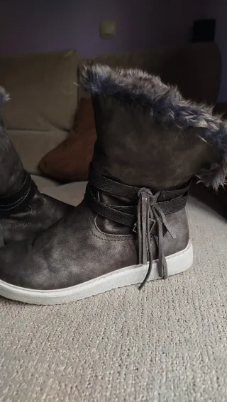 Botas de invierno grises con pelo