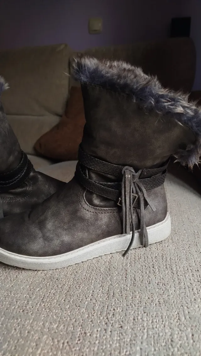 Botas de invierno grises con pelo