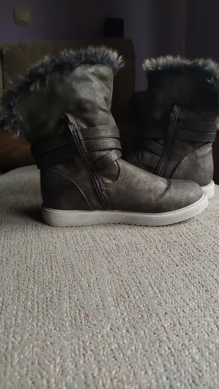Botas de invierno grises con pelo