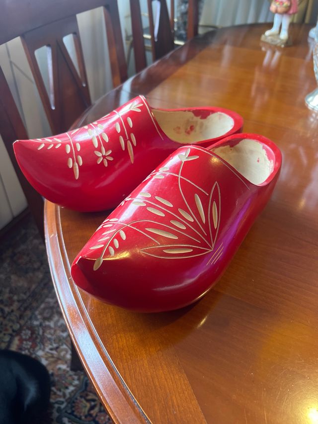 Zoccoli olandesi in legno intagliato rosso