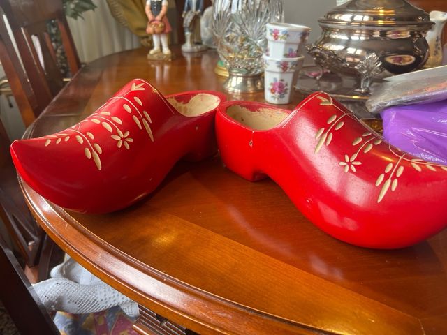 Zoccoli olandesi in legno intagliato rosso