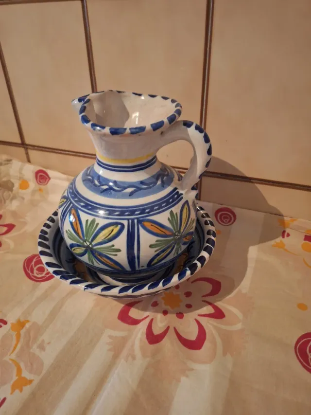 Jarra y cuenco de cerámica pintados a mano