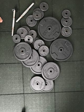Pesas y barra de gimnasio