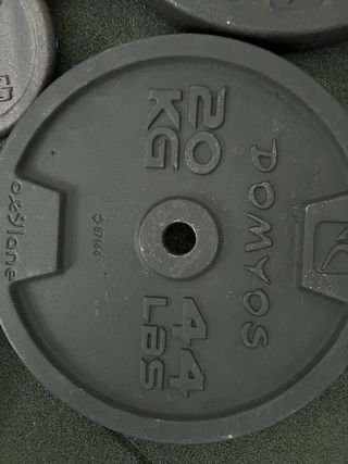 Pesas y barra de gimnasio