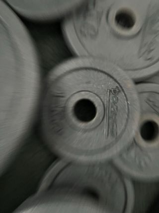 Pesas y barra de gimnasio