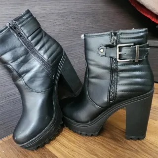 Botines negros con plataforma y hebilla