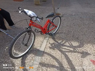 Bicicleta roja infantil