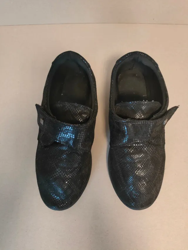 Zapatos mujer para pies anchos marca Arcopedico.