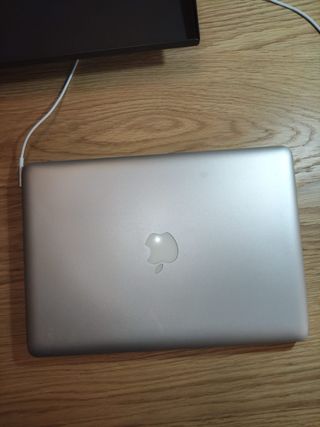 portátil , lámpara, mesa y silla gamer 