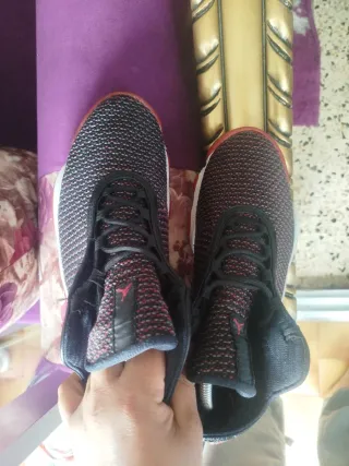 Scarpe Jordan nere e rosse