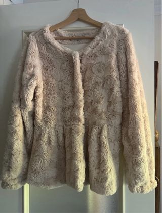 Abrigo pelo sintético beige