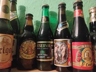 Collezione di bottiglie di birra in vetro
