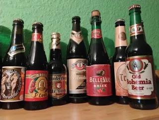 Collezione di bottiglie di birra in vetro