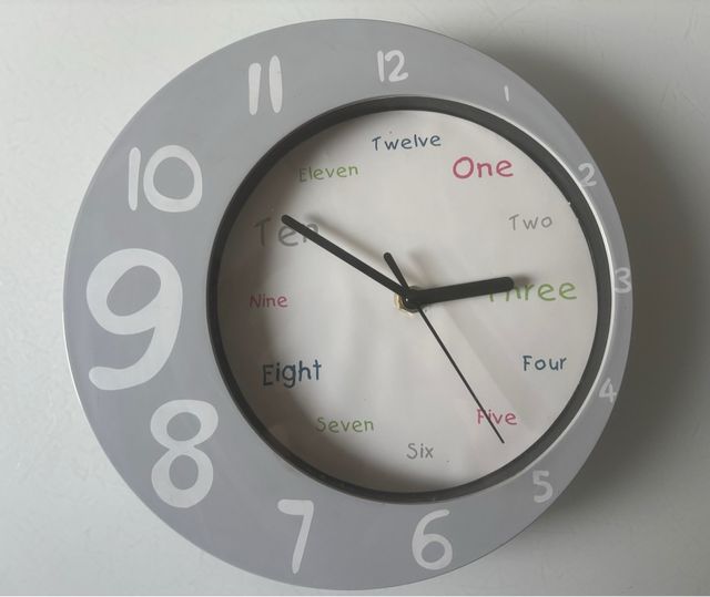 Reloj de pared gris