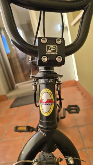 Bicicketa BMX Negra. Para trucos. 