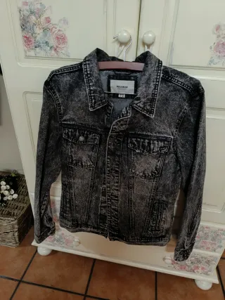 Cazadora vaquera Pull&Bear negra Talla L, de chico