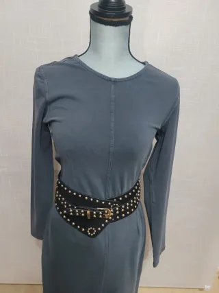 Vestido gris con cinturón negro tachonado
