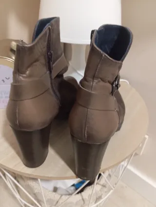 Botines marrones con hebilla