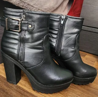 Botines negros con plataforma y tacón