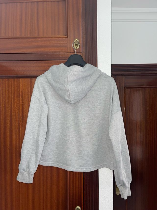 Sudadera gris con cordones