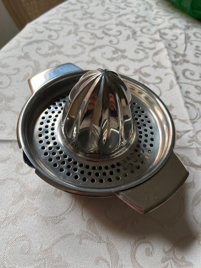 Exprimidor de cítricos de acero inoxidable.