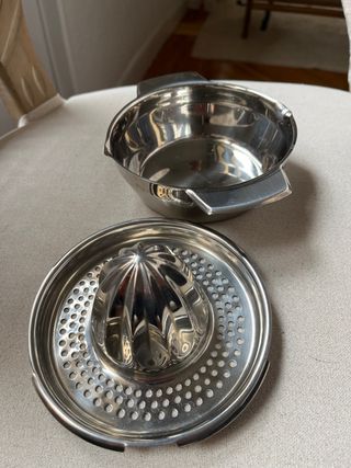 Exprimidor de cítricos de acero inoxidable.