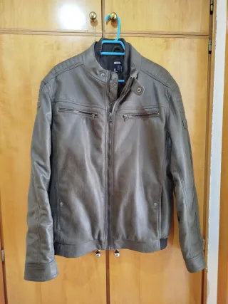 Chaqueta polipiel marrón efecto desgastado