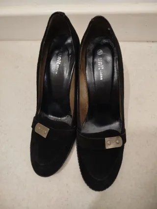 Zapatos de tacón negros puestos en Una ocasión. 