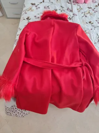 Abrigo rojo con cuello y puños de pelo