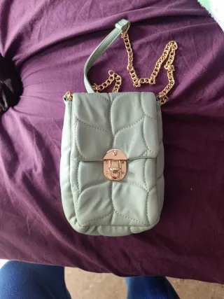 Bolso verde acolchado con cadena dorada