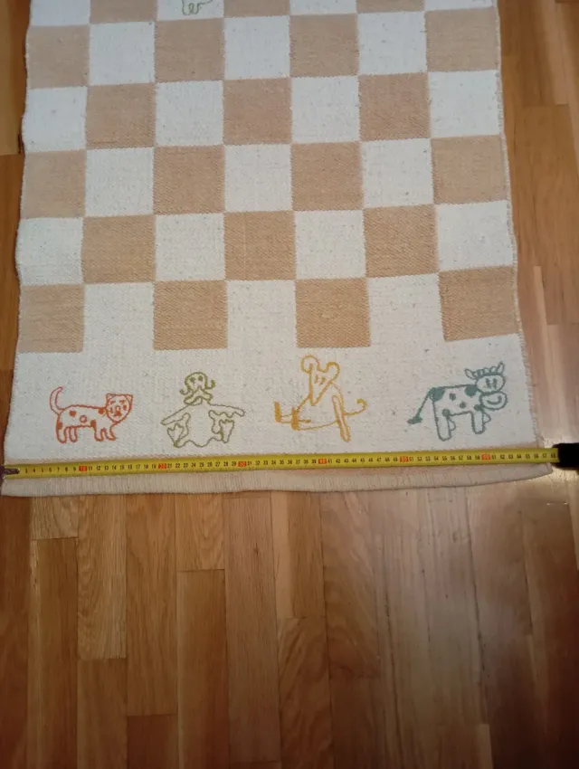 Alfombra infantil cuadros beige y blanco