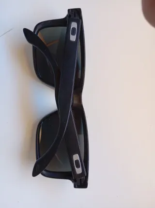 Gafas de sol Oakley negras y plateadas 