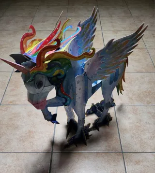 Unicorno alato colorato in cartone