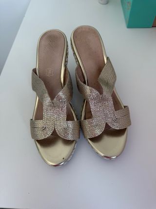 Sandalias cuña doradas