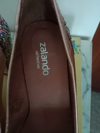 Zapatos rosa con pedrería..de piel.