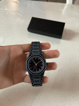 Orologio moderno nero e argento nuovo