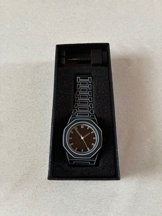Orologio moderno nero e argento nuovo