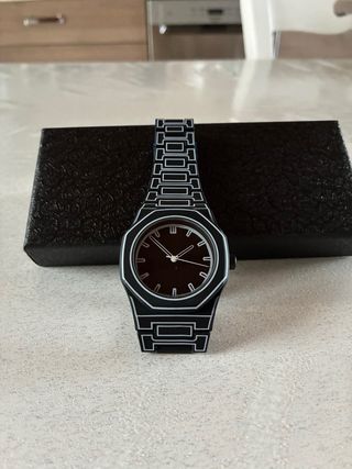 Orologio moderno nero e argento nuovo