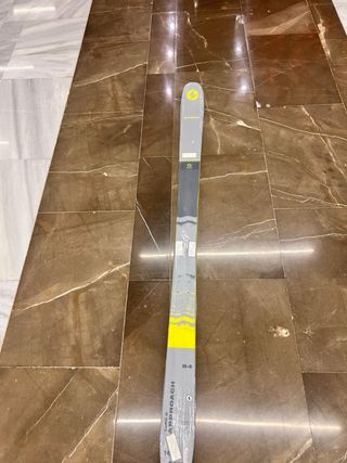 Esquí de travesía nuevo con fijación