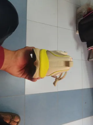 Zapatillas deportivas beige y amarillo