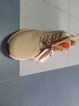 Zapatillas deportivas beige y amarillo