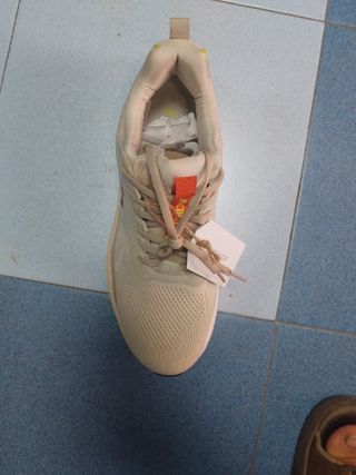 Zapatillas deportivas beige y amarillo