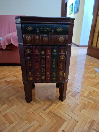 Comodino in stile libro